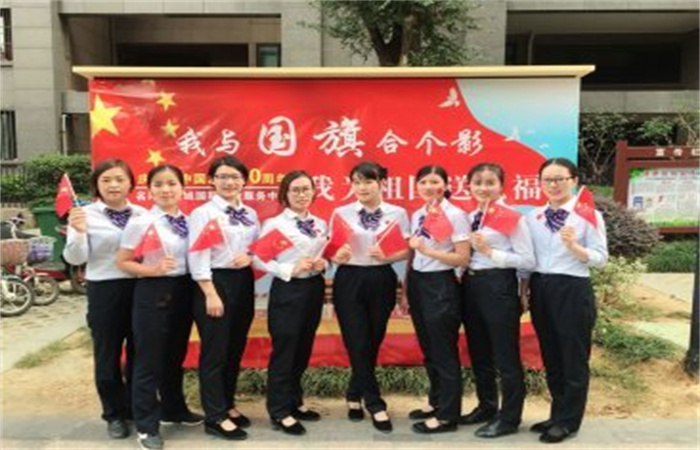 我與國旗合個影，共為祖國慶生！
