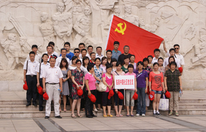 青山埋忠骨，史冊(cè)載功勛——記大名集團(tuán)黨支部大蜀山烈士陵園祭掃活動(dòng)
