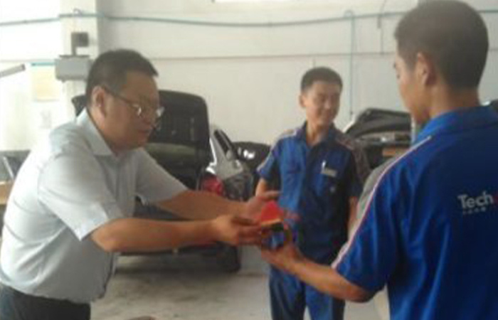 炎炎夏日送清涼 絲絲關(guān)愛入心田
