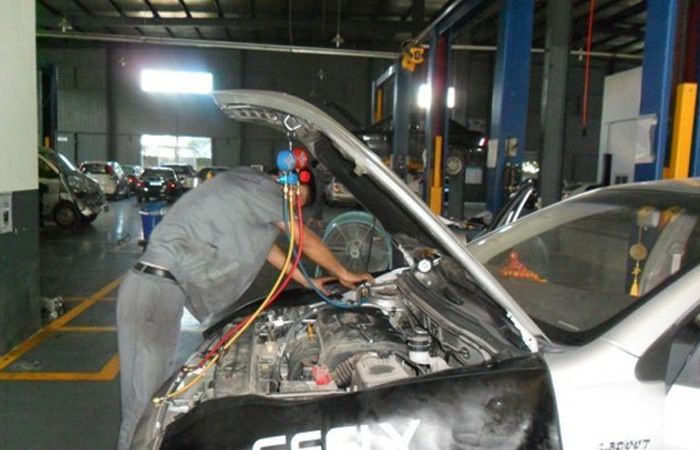 維修技師迎酷暑戰(zhàn)高溫 志力服務廣大客戶
