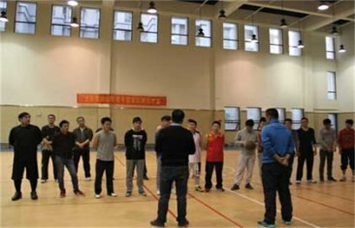 “揮灑汗水、點(diǎn)燃激情、釋放青春正能量”
