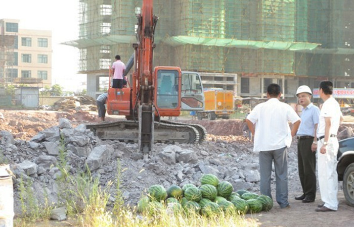 炎炎夏日流入的一股清涼——項(xiàng)目領(lǐng)導(dǎo)深入一線工地送清涼
