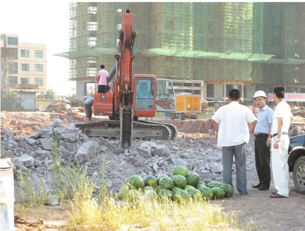 炎炎夏日流入的一股清涼——項目領導深入一線工地送清涼