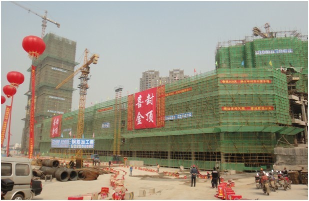 綜合體結(jié)構(gòu)封頂 商業(yè)廣場(chǎng)雛形初現(xiàn)