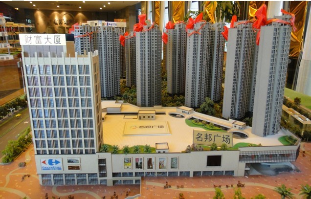 綜合體結(jié)構(gòu)封頂 商業(yè)廣場(chǎng)雛形初現(xiàn)