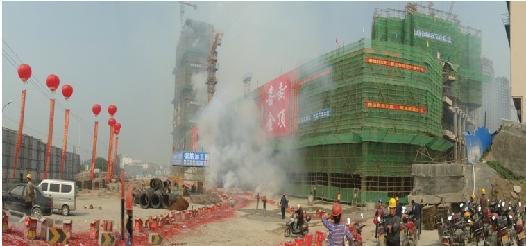 綜合體結(jié)構(gòu)封頂 商業(yè)廣場(chǎng)雛形初現(xiàn)