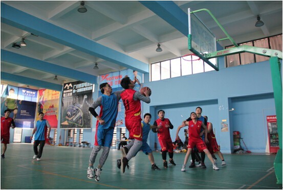 “揮灑汗水、點(diǎn)燃激情、釋放青春正能量”